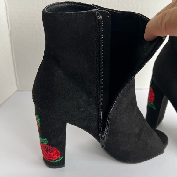 Wild Diva, Embroidered Floral Rose, Chunky Block Black Boots. Size: 6 - Picture 10 of 15